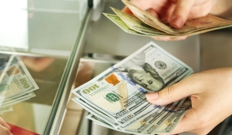 Tregu nuk terheq valuten: Bie euro, dollari ne nivelin me te ulet